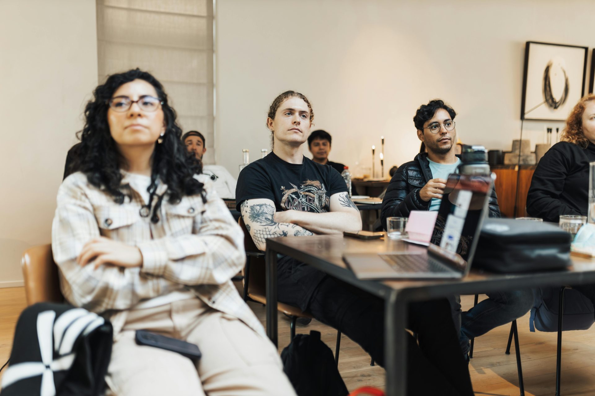 Un groupe d'adultes d'horizons divers participant attentivement à une réunion en intérieur.