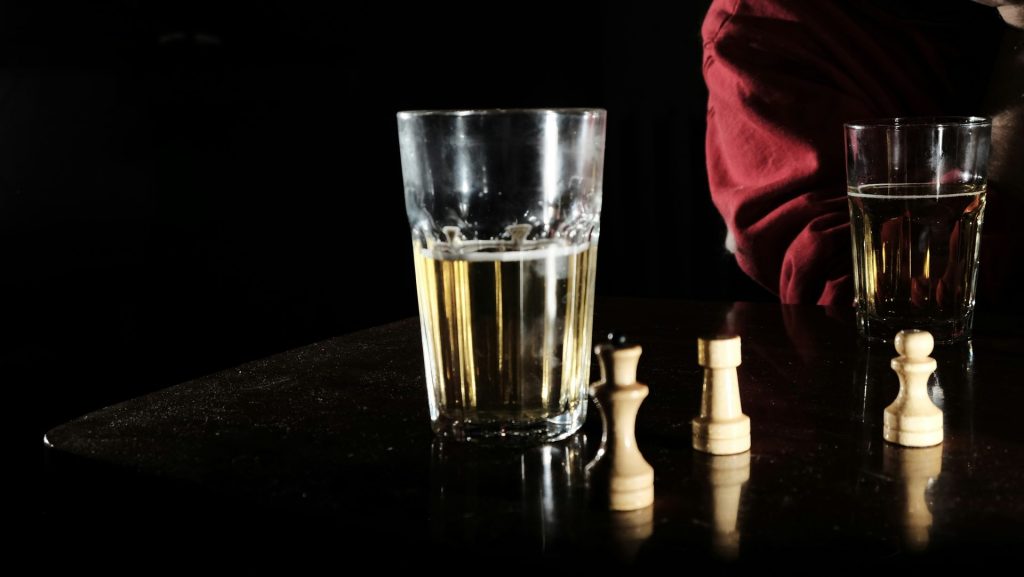 Verre transparent sur une table noire
